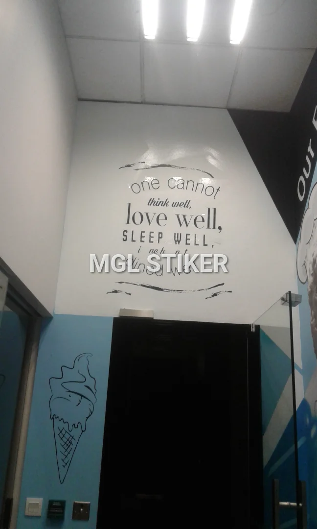 Contoh cutting sticker dinding dari MGL Stiker, menampilkan stiker kutipan inspiratif berwarna hitam di dinding putih dan stiker ilustrasi es krim di dinding biru muda, cocok untuk dekorasi interior kafe atau ruang makan.