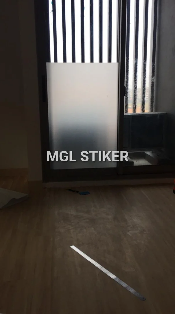 Sticker Sandblast buram terpasang pada pintu kaca geser di interior untuk privasi. Dapatkan produk Sticker Sandblast berkualitas dari MGL Stiker.