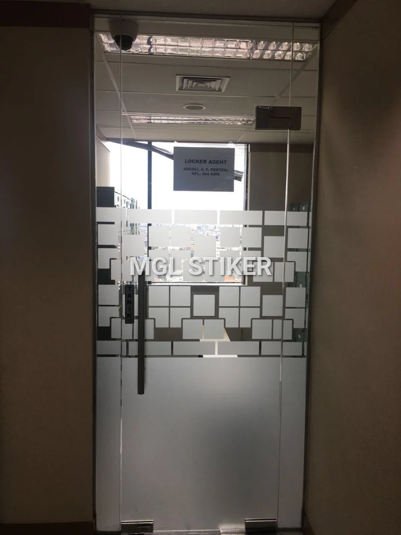 Sticker Sandblast dengan motif kotak geometris dan area solid pada pintu kaca, menunjukkan hasil cutting sticker berkualitas dari MGL Stiker. Cocok untuk privasi dan dekorasi interior kantor.